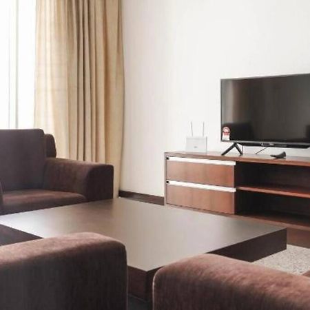 Bay Resort Condominium 3-Bedrooms With Swimming Pool Near The Seaside Miri Exterior foto