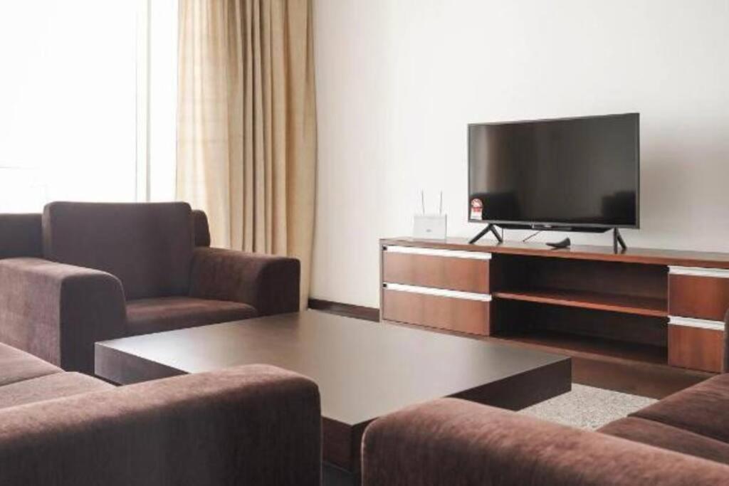 Bay Resort Condominium 3-Bedrooms With Swimming Pool Near The Seaside Miri Exterior foto