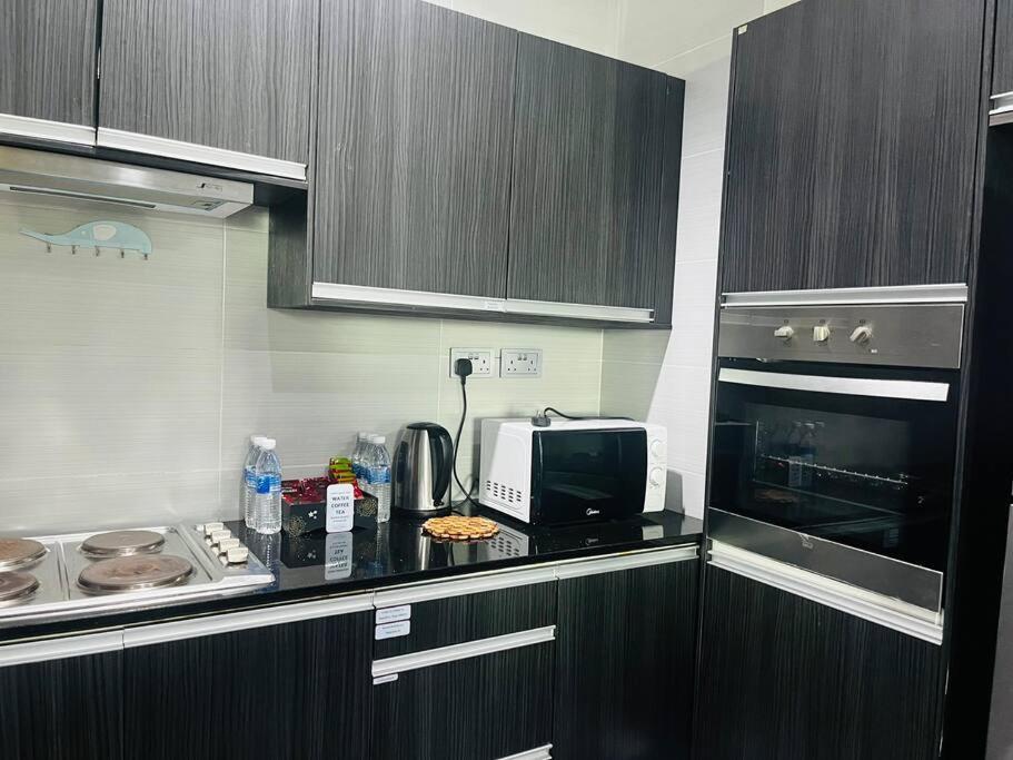 Bay Resort Condominium 3-Bedrooms With Swimming Pool Near The Seaside Miri Exterior foto