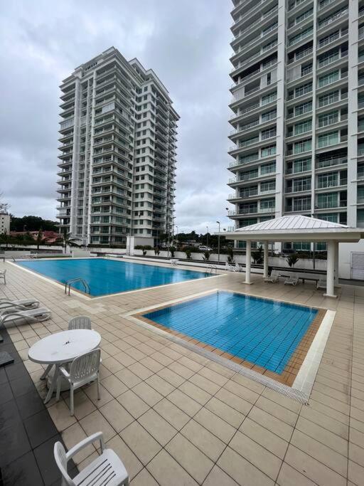 Bay Resort Condominium 3-Bedrooms With Swimming Pool Near The Seaside Miri Exterior foto